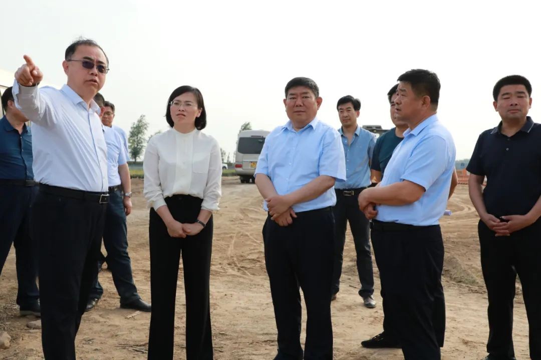 市委常委、副市長、交通運輸重點項目指揮部指揮長樊廷雷到臨武高速現(xiàn)場調(diào)度工程建設(shè)工作